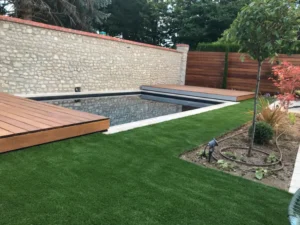 Piscine moderne avec terrasse bois et jardin paysager