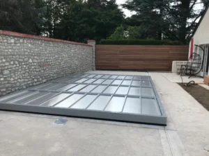 Couverture de piscine vitrée dans cour moderne