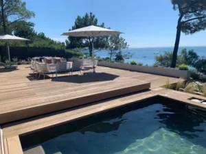 Terrasse en bois avec piscine et vue mer