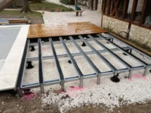 Structure métallique pour terrasse en bois extérieure