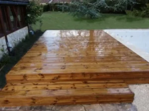 Terrasse en bois verni près d'une piscine