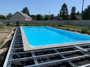 Piscine extérieure avec terrasse en construction