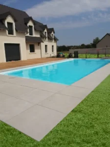 Maison moderne avec piscine extérieure et jardin