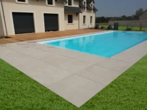 Piscine moderne dans jardin avec terrasse en bois