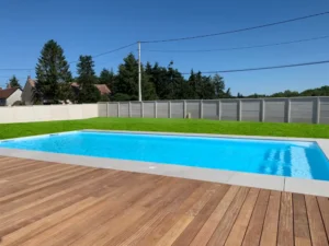 Piscine moderne rectangulaire avec terrasse en bois