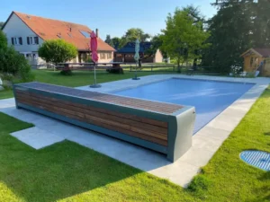 Piscine moderne avec couverture automatique dans jardin