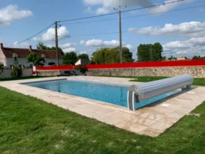 Piscine extérieure avec volet roulant et jardin