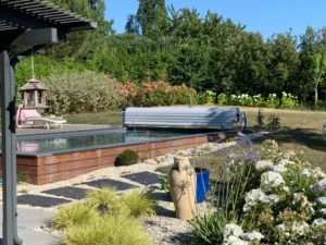 Piscine moderne dans jardin paysager fleuri