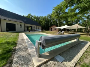 Piscine moderne avec volet roulant extérieur