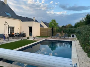 Maison moderne avec piscine et terrasse aménagée