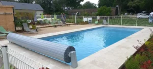 Piscine extérieure avec terrasse et transats