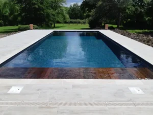 Piscine rectangulaire moderne dans un jardin verdoyant