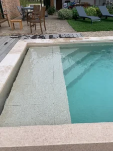 Piscine moderne avec terrasse et transats