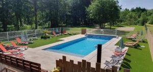 Piscine extérieure entourée de transats et verdure