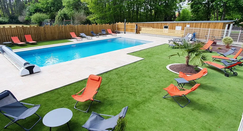 Piscine moderne avec transats dans jardin paysager