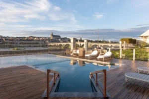 Piscine sur toit avec vue sur pont