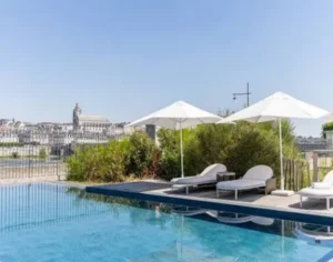 Piscine sur toit avec vue sur Paris