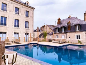 Piscine moderne dans cour d’immeubles anciens