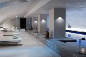 Piscine intérieure de spa avec transats élégants