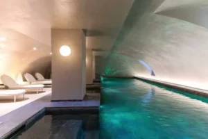 Piscine intérieure design avec éclairage tamisé
