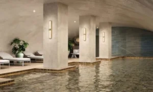 Piscine intérieure luxueuse avec colonnes et transats