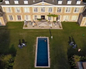 Vue aérienne d’un manoir avec piscine et jardin