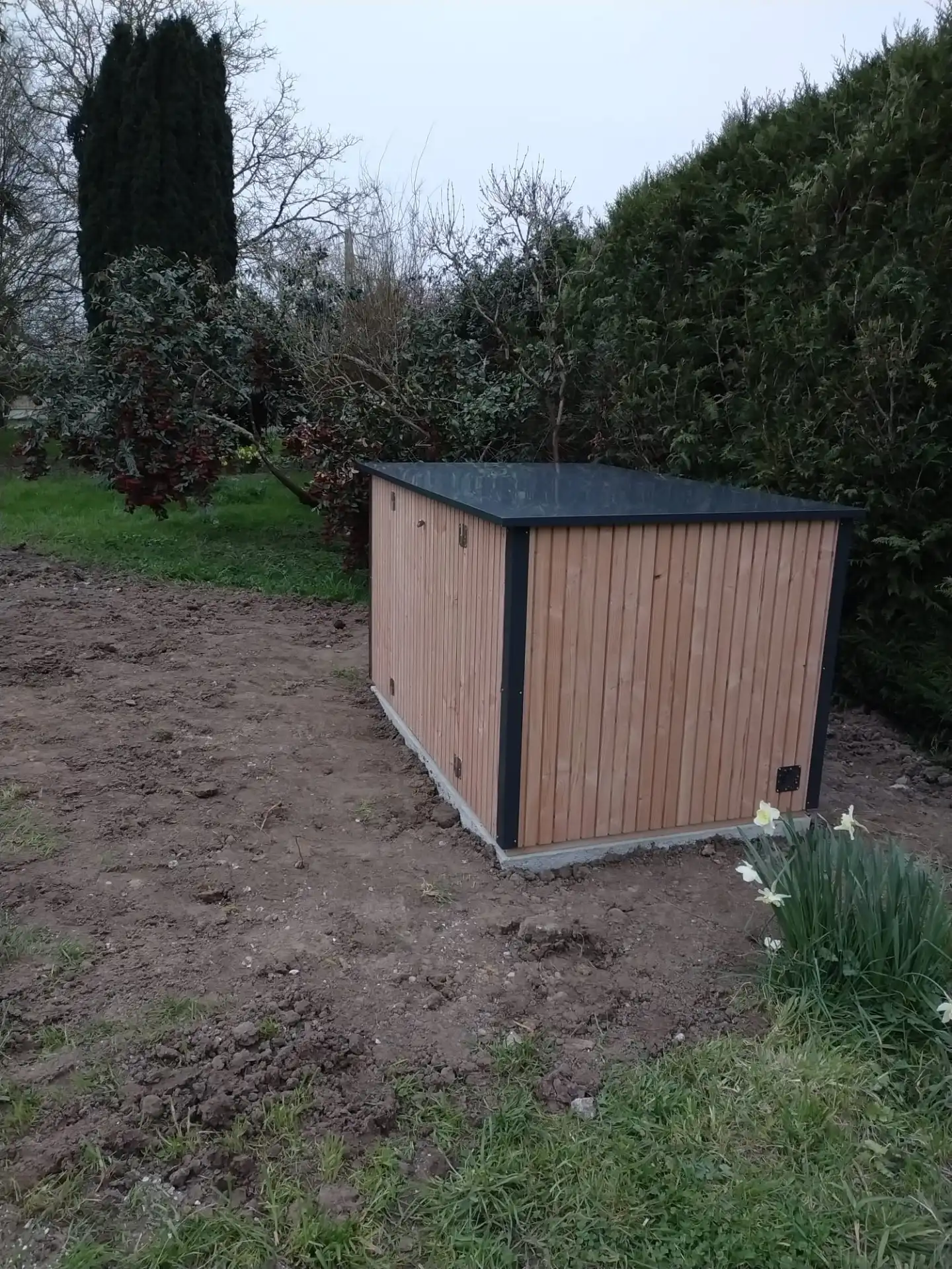 Coffre de rangement en bois dans jardin