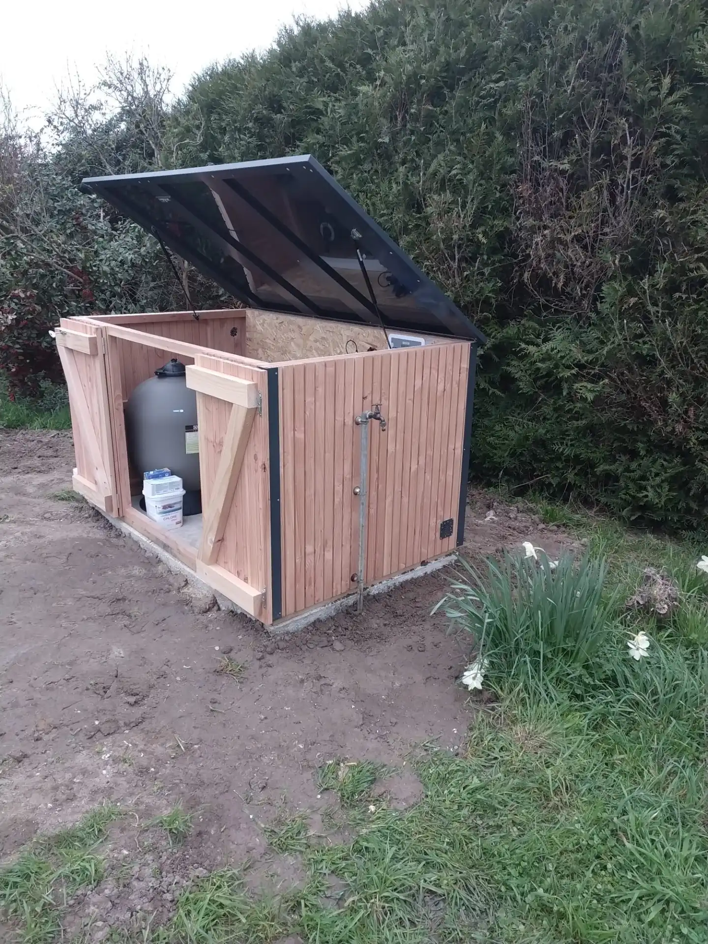 Coffret en bois pour pompe de piscine
