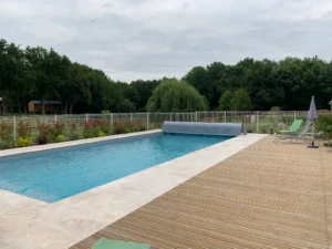 Piscine extérieure moderne avec terrasse en bois