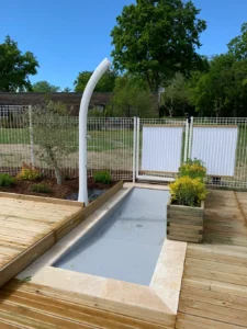 Douche extérieure moderne sur terrasse en bois