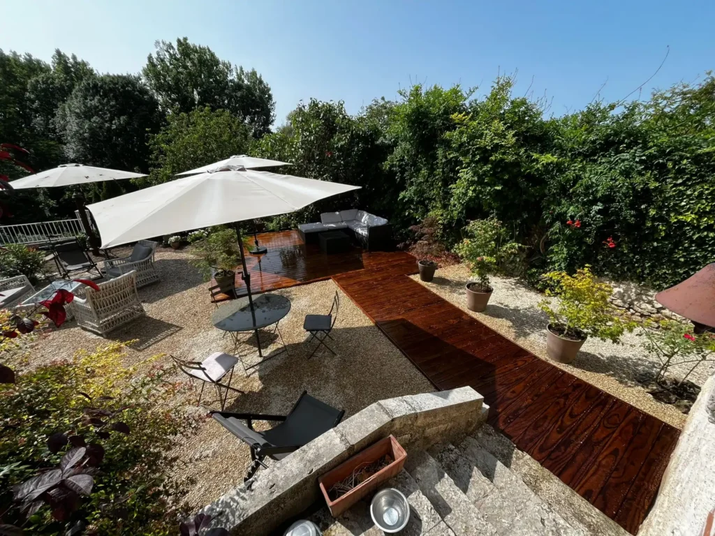 Terrasse de jardin avec parasols et mobilier extérieur