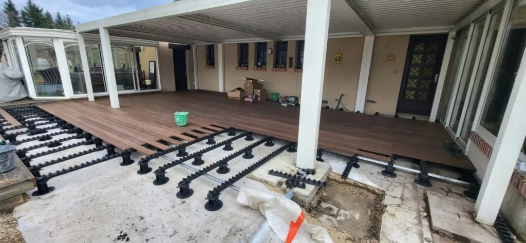 Installation terrasse bois sur plots réglables