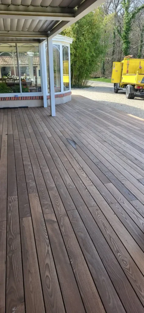 Terrasse en bois sous patio couvert