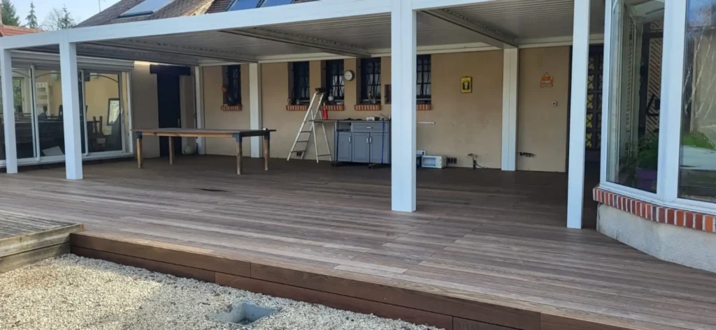 Terrasse en bois couverte avec pergola blanche