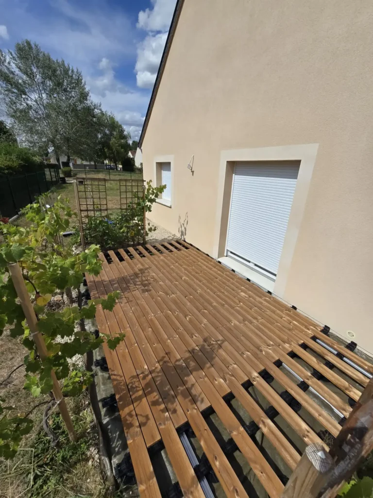 Terrasse en bois le long d’une maison