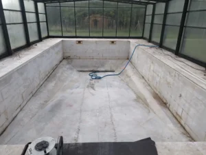 Piscine intérieure vide avec parois vitrées