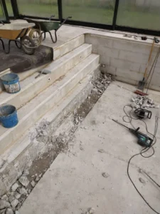 Piscine en rénovation avec gravats et outils
