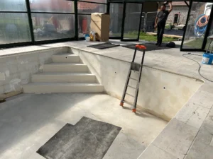 Piscine intérieure en construction avec échelle