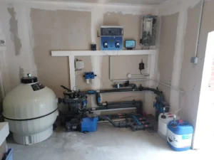 Local technique de piscine avec pompe et filtre
