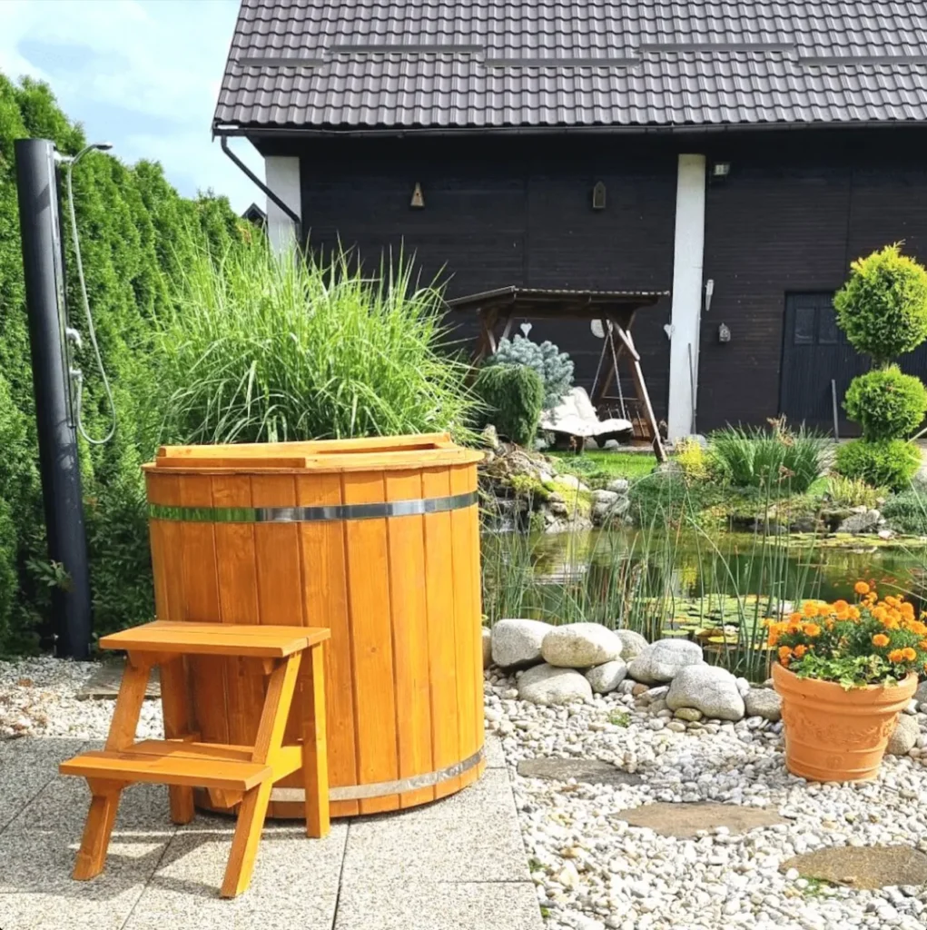 Bain nordique en bois dans jardin paysager