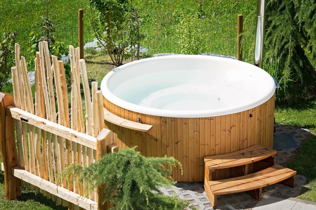 Bain nordique en bois dans un jardin