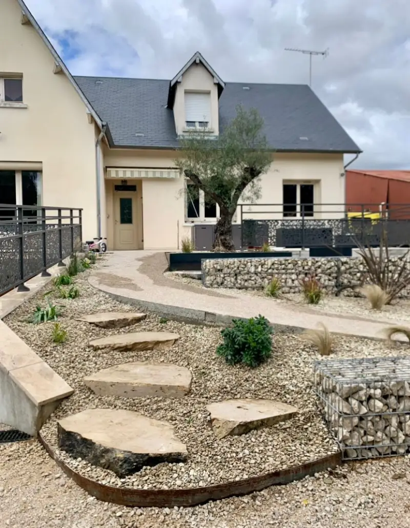 Maison moderne avec jardin minéral et olivier