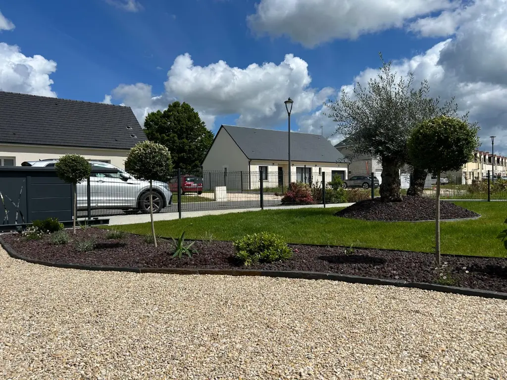 Jardin paysager devant maisons modernes en lotissement
