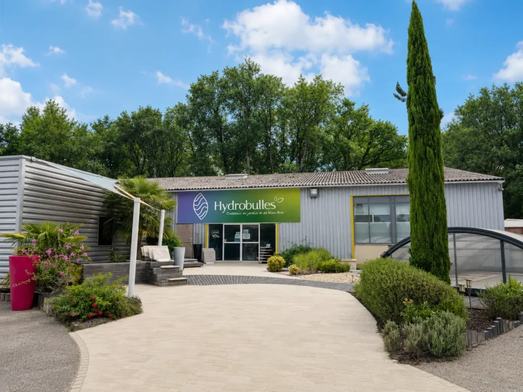 Façade du magasin Hydrobullles avec jardin paysager