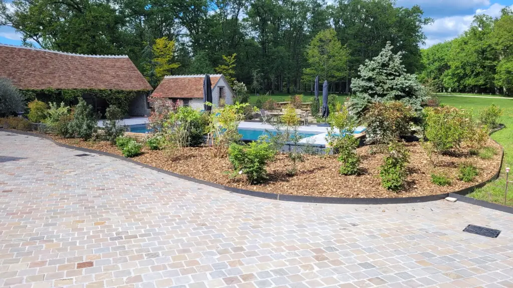 Jardin paysager avec piscine et maisons en briques