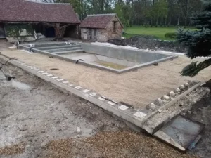 Bassin en béton en construction dans jardin