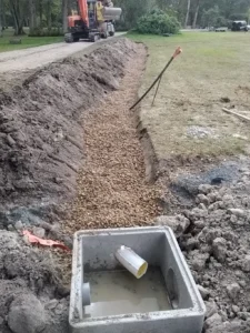 Tranchée de drainage remplie de gravier