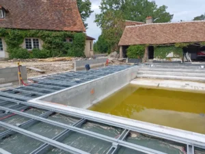 Piscine en construction dans cour rurale