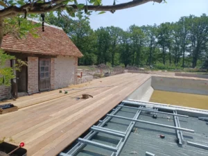 Terrasse en bois en construction près d'une piscine