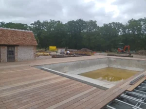 Piscine en construction avec terrasse en bois